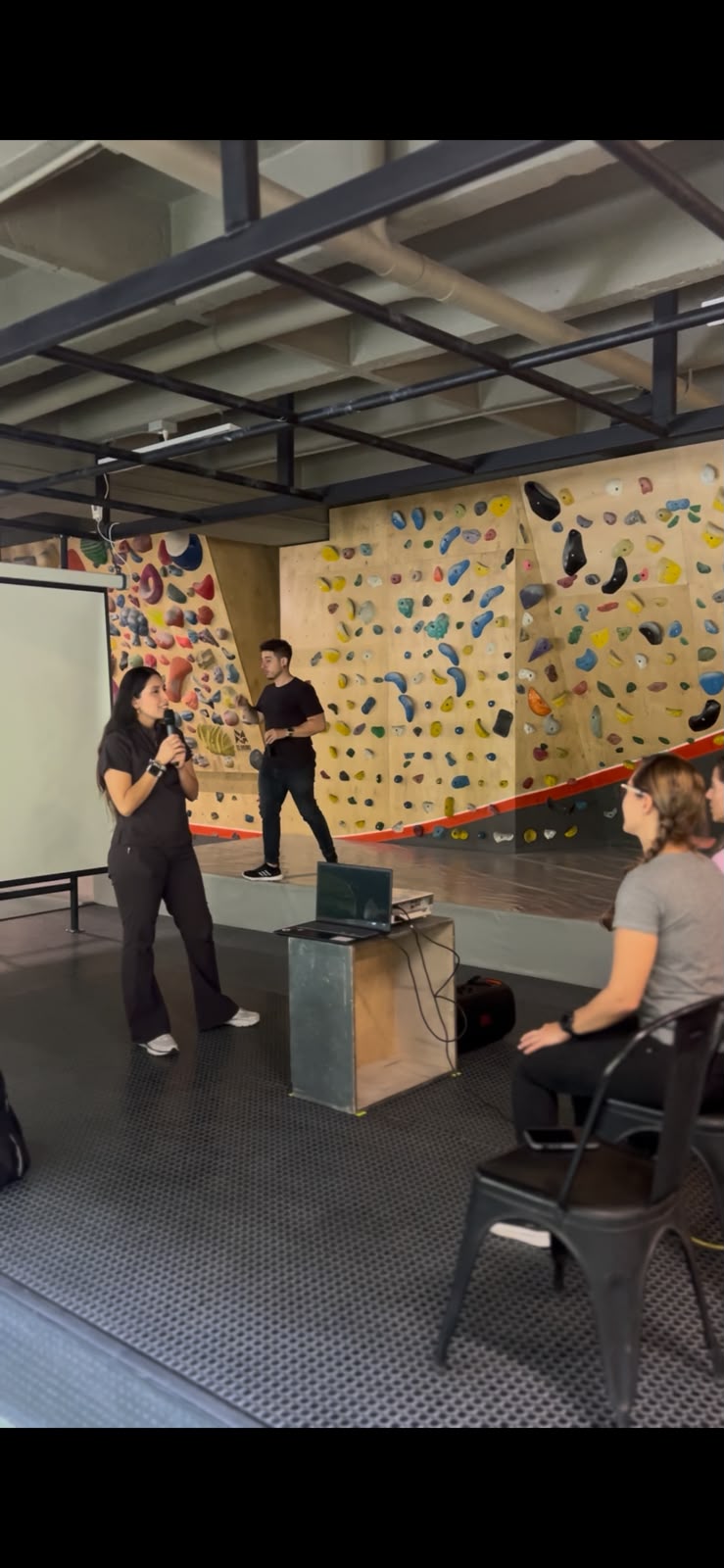 Tatiana liderando un taller de salud pélvica en un centro de escalada de Medellín